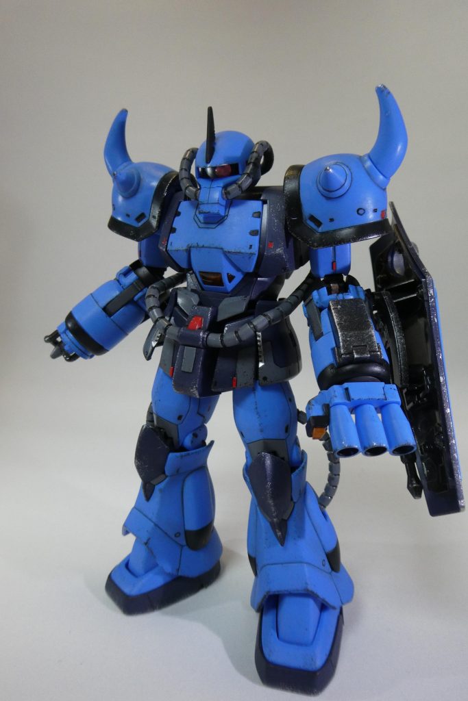 肩アーマーの角も鋭利にしたかったのですが、エアブラシを所持していないので、塗るとなってしまうと、ほぼ全てのパーツを筆塗しないといけなくなるので諦めて、部分部分で艶消しの黒を塗り、引き締まった感じを目指しました