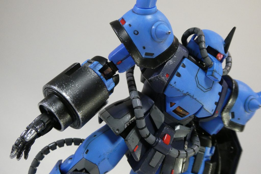 マニュピレーターも艶消し黒で塗ったら、のっぺりしてしまったので、過剰なぐらいチッピングで塗装剥げをしてみました(そもそもMSはマニュピレーター塗装してるのか?)