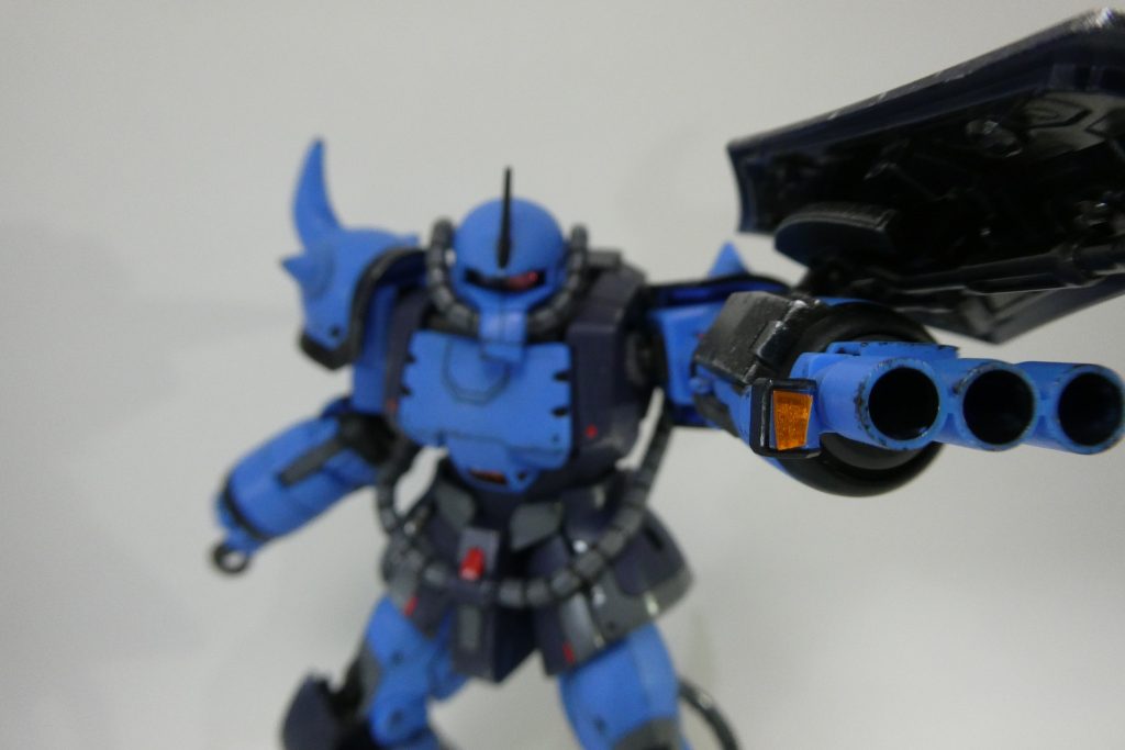 フィンガーバルカンの親指部分?は、センサーかスコープだと思っているので胸部のクリアパーツのランナーを切って貼り付けましたクリアパーツは固く、ニッパーで切るとバキバキに割れてしまって・・・結局こんないびつな形にでも全体的にかなり満足できる仕上がりになったと思います