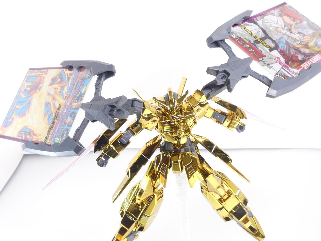 金色トライエイジで一枚。その改でも書きましたが、TRYAGEマグナムには無改造で両肩・背中に接続可能です。背中と両肩に装備するとヘイズル最終形態っぽくなってしまいそう。