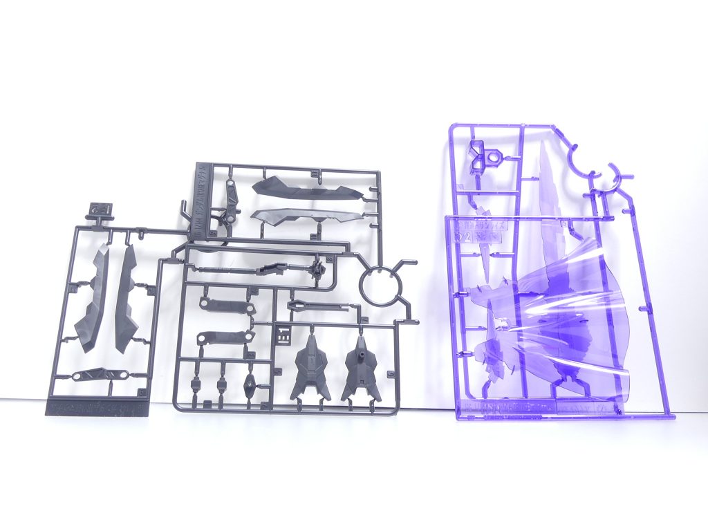 ランナー。余剰パーツ無し。通常キットでグレーだった部分は黒に近いKPSに変更。クリアパーツは紫です。