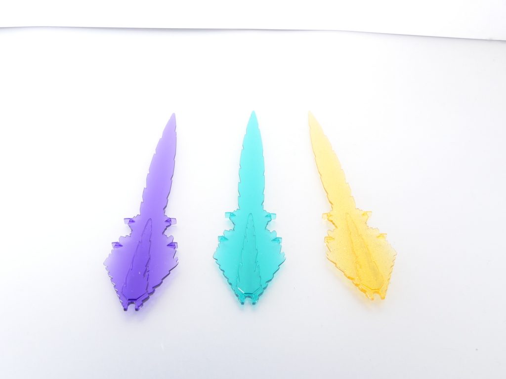 エルドラ系闇落ちを作れと言うことかな(ちなみに推奨ガンプラの一つはガンダムゼルトザーム)。TRYAGEマグナム(中央)は緑、金色トライエイジ(キャンペーン品・右)はラメ入りイエロー、トライエイジ(プレバン・ここにはありません)は赤。クリアパーツは固いのでマントなど傷つかないように注意。