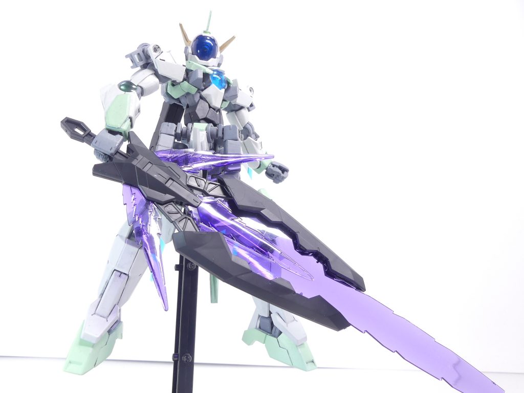 ブレイド用エフェクトはホルダー先端と開いた爪部分で保持。トライホルダーフレームには一軸があり、そこで保持用アームを介して接続。フレームは通常でも柄を伸ばして持たせることができるほか、