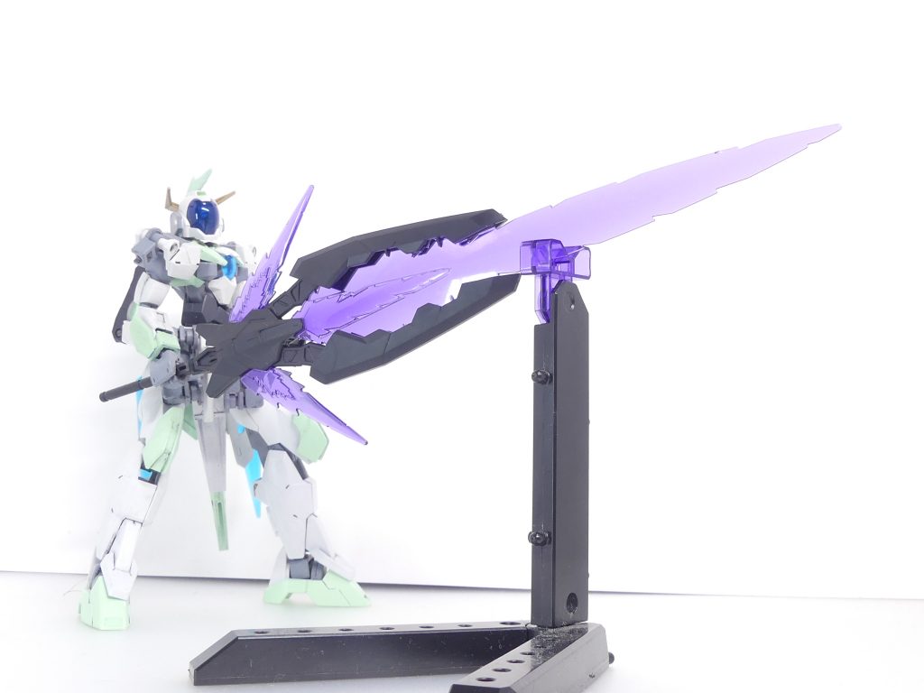 トライスラッシュブレイド:チャンピオン・・・クジョウ・キョウヤの新ガンプラ、ガンダムTRYAGEマグナムの主武装。通常時は背中にマウントしているトライホルダーフレームは、トライエイジシステムの発動はもとより大剣形態に変形する攻撃の起点である。金色トライエイジでも説明した部分はさくさくと・・・BA-0対応スタンドパーツで安定して持たせることができます(BA-0は本キットには付属していません)。小説パートの写真のようにトライエイジカードを挟むことが出来、作中のトライエイジシステムの発動を再現。紙を直接挟む都合上カードは傷つきやすいので、行う場合はスリーブなどで保護を。