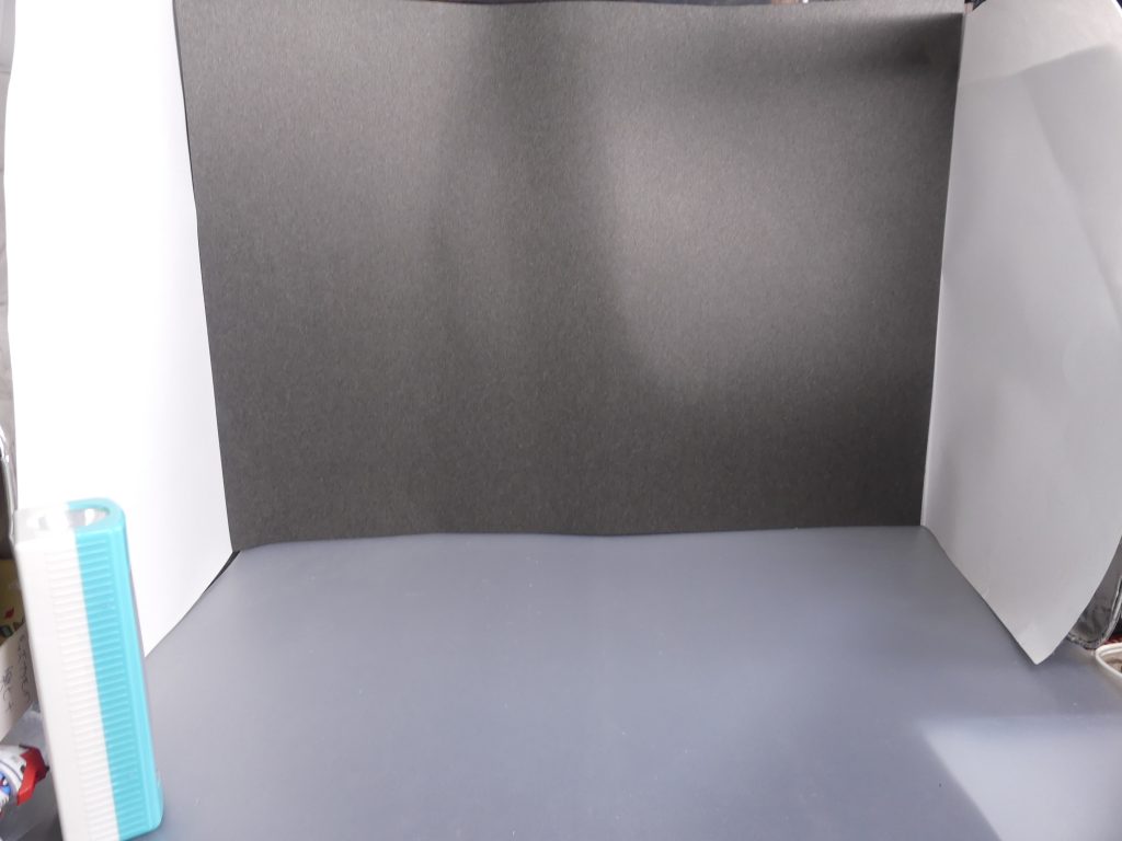 突如として黒背景(仮)になっている筆者です。仮のものですし仮のものですがようやく・・・まだ改良の余地はあるかもだけど(どちらかというと試験的なものです)・・・あと武装レビューとかは統一感を出したいので白背景のままにしたいのと(あと4改分だし)・・・ちなみによくある黒背景紙を地面までたらす奴は自分の家ではスペースの関係で無理です。