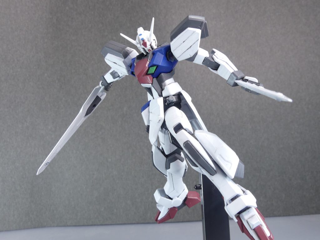 腰部マルチサーベル:ビームサーベルと剣型バインダーを一体化させた主武装。高エネルギービームライフル:ストライクガンダムのビームライフルを改造したもの。どの戦場においても戦える汎用性が特徴。マルチサーベルを抜いて。かつてリゼル・ミオでも行った「バインダーガンにサーベルぶっ刺し」です。こちらはより攻撃的に使用します。