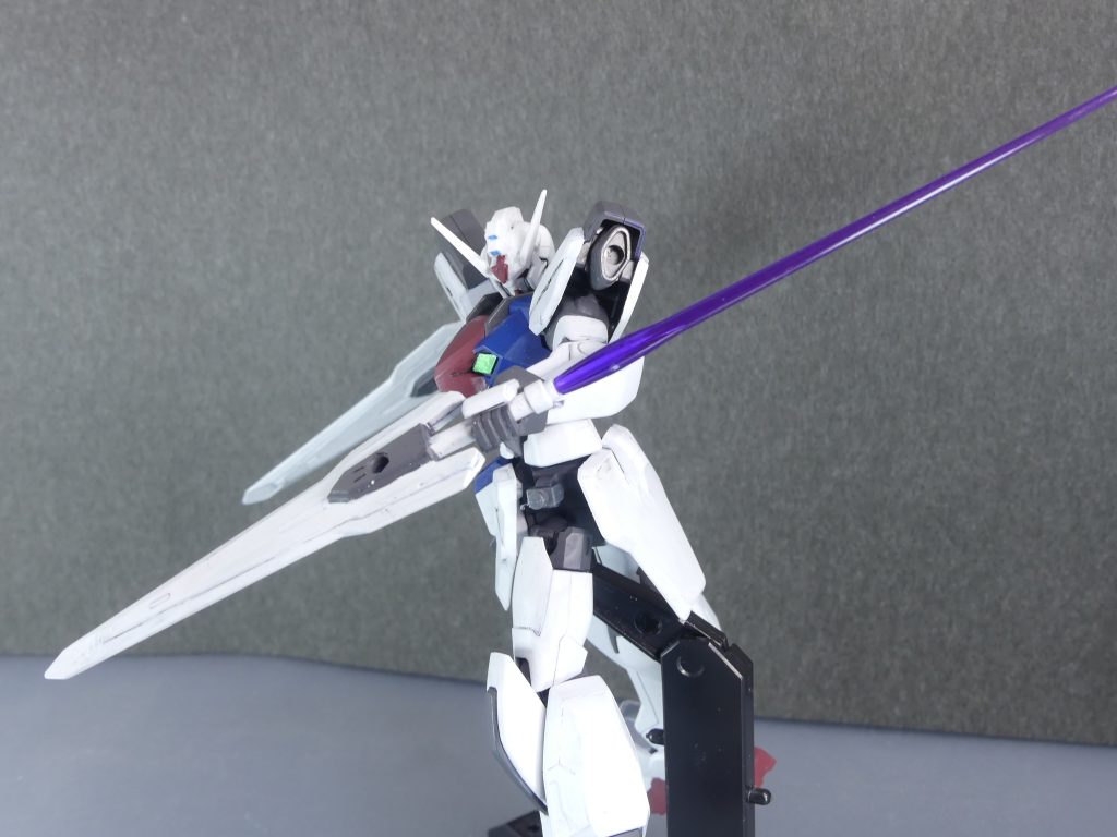 マルチサーベルの後端からはエルドラビームサーベルを発振します。