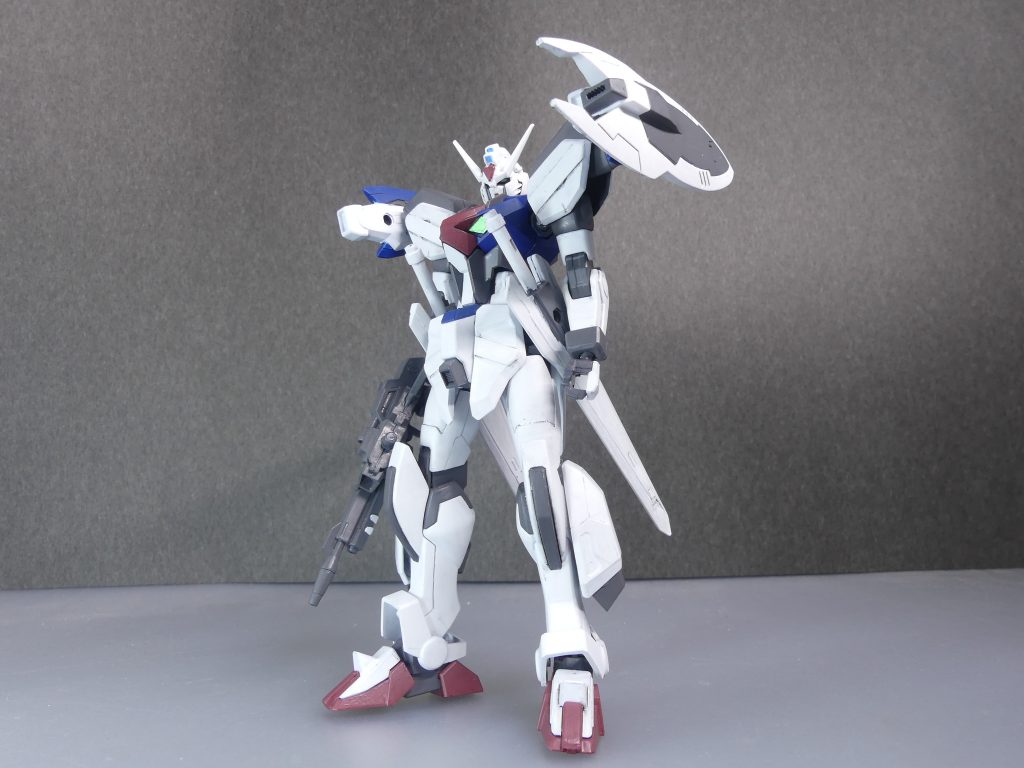 フライハイト フライトユニット:両肩部に追加されるフライトユニットは、エルドラウィンダムのパーツを改造したもの。見た目だけでも「エルドラパーツ」だと思われないように塗装はストライクを意識(ただしPS装甲はない)。左肩には対ビームコーティングシールドを有する。フライトユニットを装備した状態が基本形態と言えます。前から。シールドはドレットノートガンダムから。