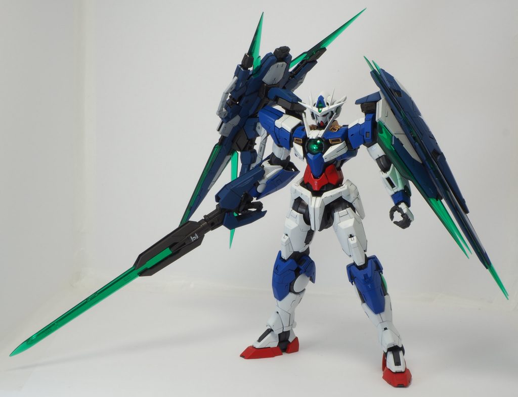 フルセイバーユニットがデカくてGNソードも長いですが、シンプルなデザインでスッキリした印象です。