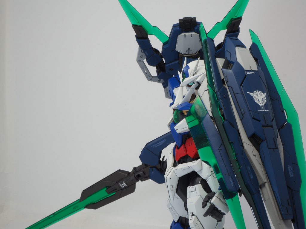 シールドユニットにはドライデカールも使用しました。水転写デカールはハイキューパーツの青です。初めて使う事もあり、スジボリとプラ板ディティールとのバランスに注意して、うるさくならないように気を付けました。