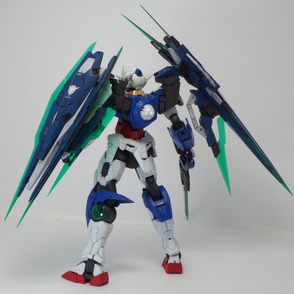 ラッカーのエアブラシ塗装です。ブルーはクレオスのキャラクターブルーで塗りました。武装は白、青とも本体色に黒を混ぜて一段暗い色で仕上げています。