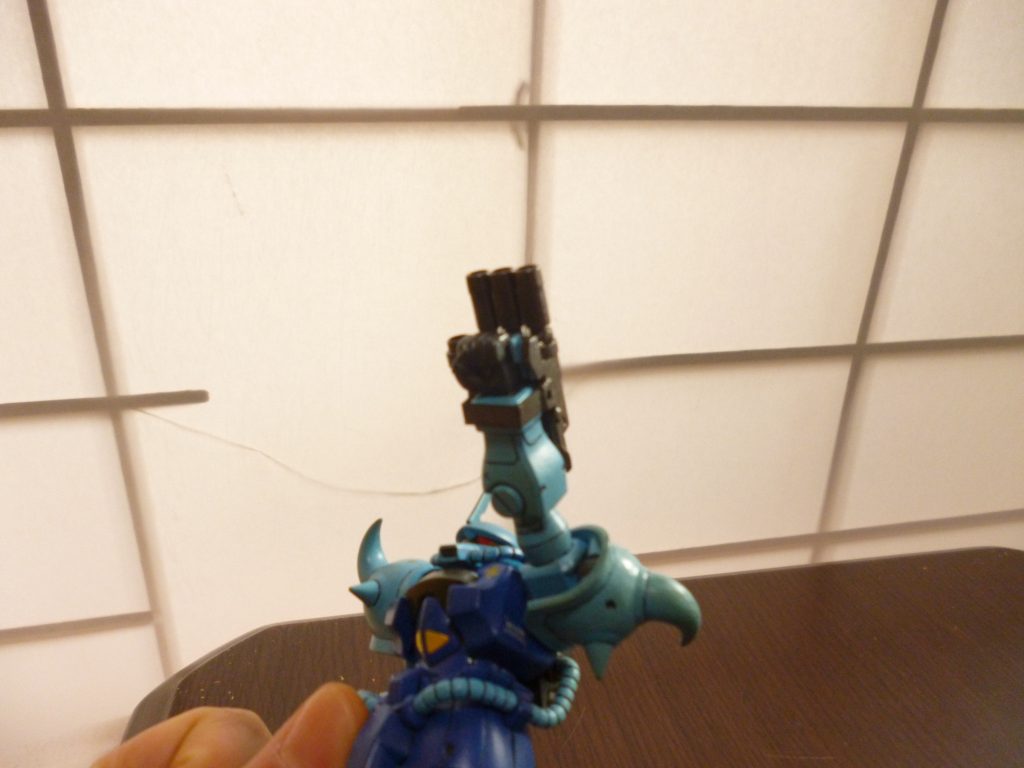 　三連装ガトリング砲です。　ＭＧのグフ・カスタムなどでは、ガトリング砲を固定するためなのか左腕に四角い腕輪のようなパーツが付属しています。これを再現するため、プラ板を黒鉄色で塗装して貼り付けてあります。　ガトリング砲が取り外せなくなってしまいましたが、カッコいいので満足です（笑）。