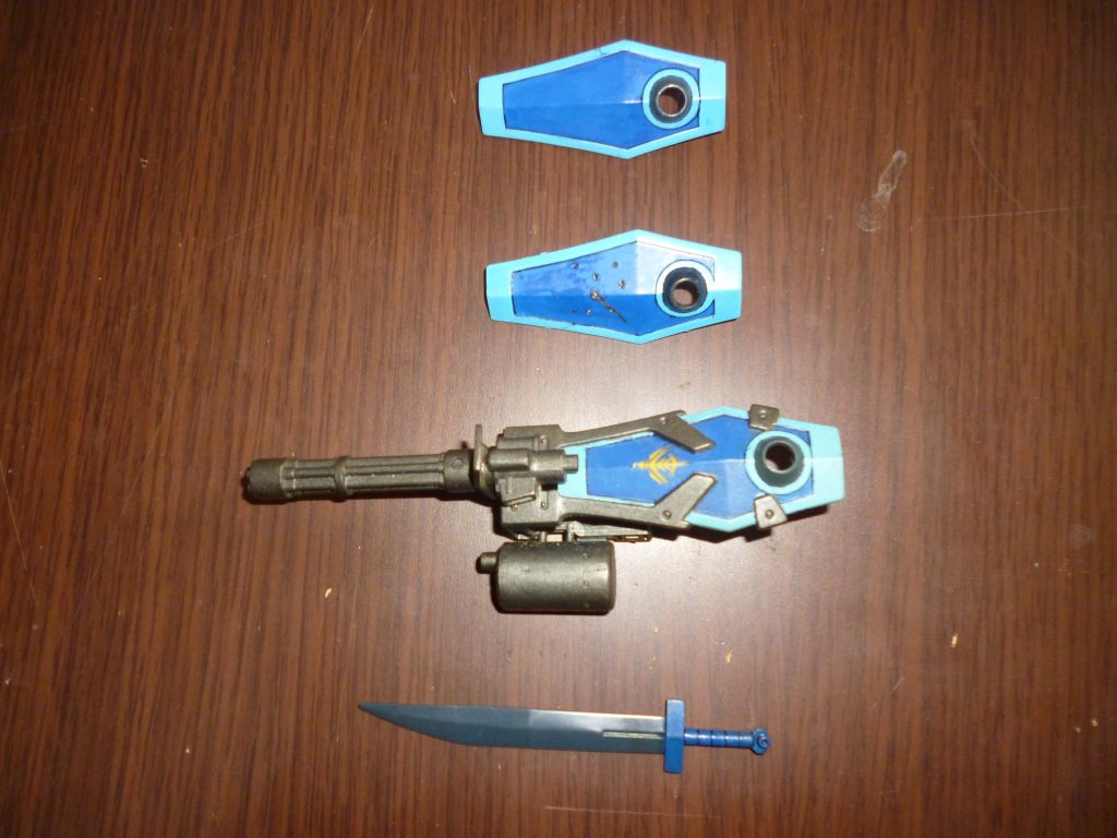 　武装一式です。　とは言え、シールドとヒートサーベルのみですが・・・。　一番上がこのキットに付属していたシールド、その下は、小学5年生の時に製作したグフ・カスタムに付属していたシールドです。ライターであぶった針金を押し当て、弾痕と切り傷を付けてあります。