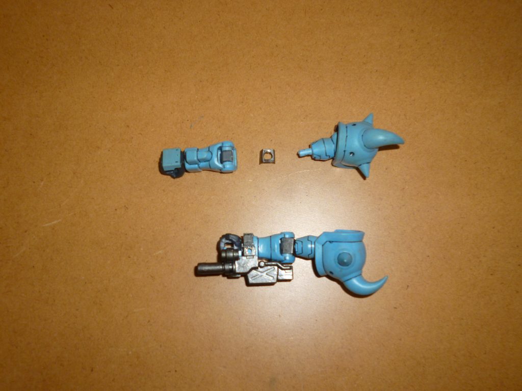 　肘関節です。　以前投稿した陸戦型ザクや陸戦型ジム同様、ポリキャップが丸見えなので、プラ板で関節カバーを作りました。