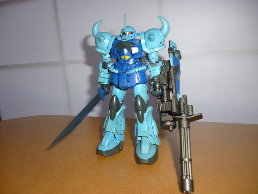 　正面素立ちです。　基本塗装は水色とインディブルー、膝やコクピット、靴の部分などがミッドナイトブルー、武装類は黒鉄色です（いずれも水性ホビーカラー）。　こちらの作品も前回投稿したゲルググ・イェーガー（シン・マツナガ機）と同様、長年棚の上でホコリをかぶっていたので濡れティッシュで拭いてやりました。　それでも若干汚れが取り切れていませんが、ウェザリングだと自分に言い聞かせています（笑）。　足元だけは、ミドルストーンで本当にウェザリングを施してあります。