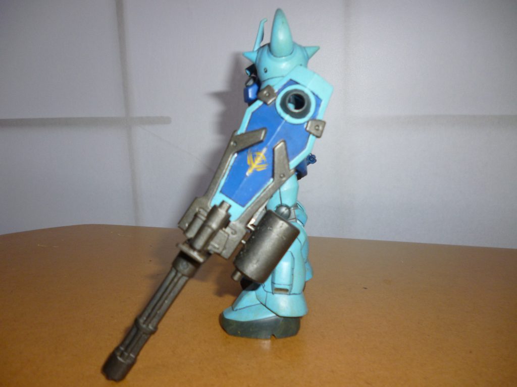 　サイドビューです。　ガトリングシールドのジオンマークは、キットに付属するシールを使用しました（というよりこの作品のマーキングは、確か全てキット付属のシールです・・・）。　デカールと違い、やはりどうしても若干浮いてしまいますね・・・。