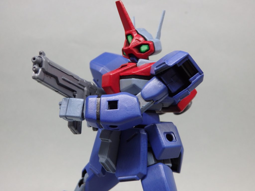 平手は付いてませんが可動範囲が広いので劇中で見られた腰だめにマシンガンを構える姿もキマります。