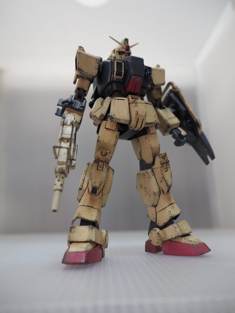 【1/144】HGUC 1/144  陸戦型ガンダム ウェザリング【改修・塗装品】全体ヤスリがけ面出し合わせ目処理サフラッカーにて塗装エナメル塗料にて墨入れ、細部塗り分け。水転写デカールや転写デカール貼つや消しトップコートウェザリング陸ジム（出品中）、EZ8（出品中）とカラーを合わせて制作しています公式設定の配色ではありません※アンテナシャープ化※胸部穴開口、胸部バルカン砲口、マシンガン砲口薄々加工※センサー部ラピーテープ※アーマー内部見える範囲は暗色にて塗装しています（肩内部や裾、前垂れ裏など）HGの陸ガンの古いほうですhttps://page.auctions.yahoo.co.jp/jp/auction/r464065450