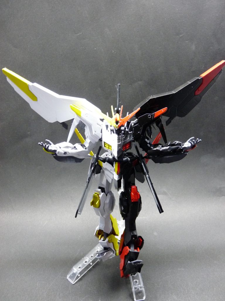 ガンダムフレームが入っているので空から降りてくる感じのポーズも取りやすかったです。やっぱり羽のついた機体にはこのポーズが一番ではないかと個人的には感じます。見にくいですがバックスカートには端白星のスラスターを移植しました。背部ガン盛りです。