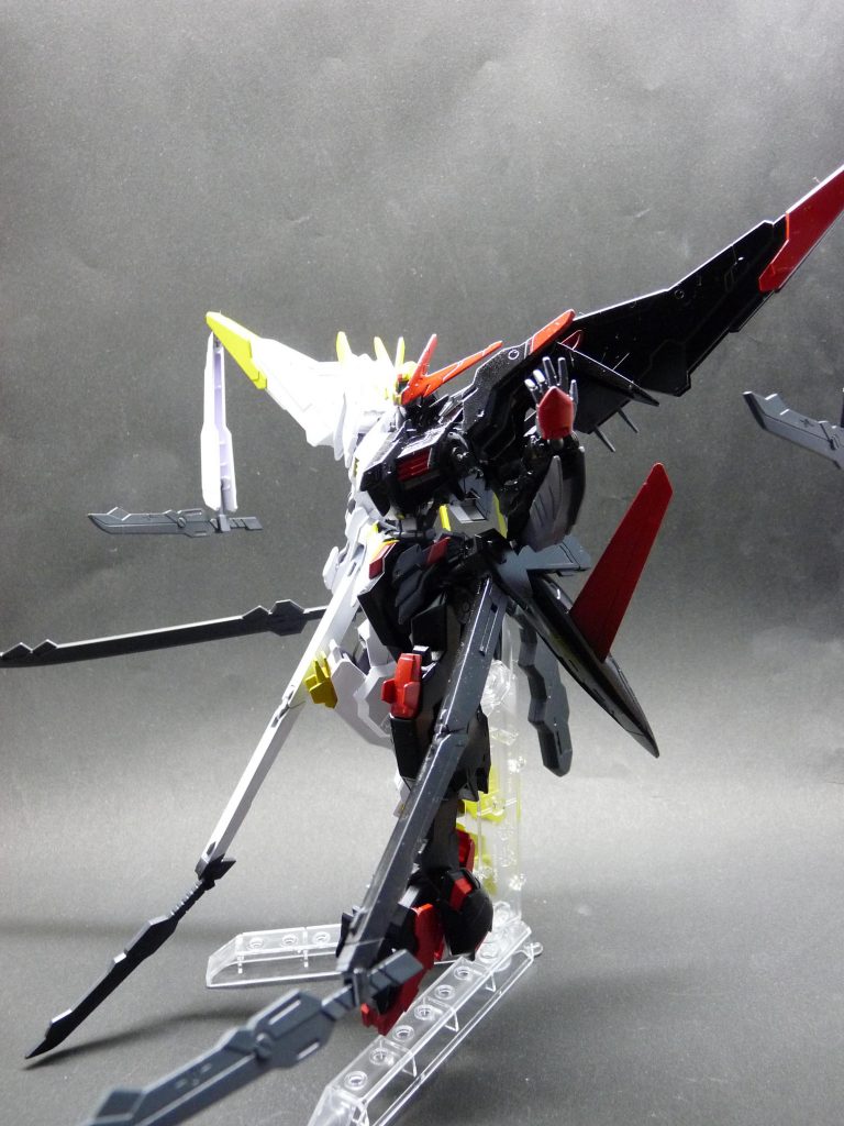 腰には本来のものからフリーダムのレールガンに変更しました。その際に発射口にマルコシアスのサブアームを移植しサブアームにしました。