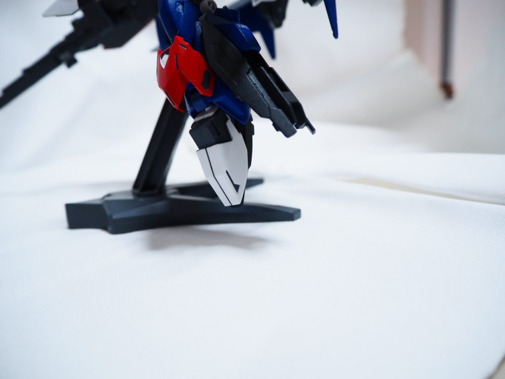 足は畳めます。地味に脛のガードも可動しますがわかりにくい。