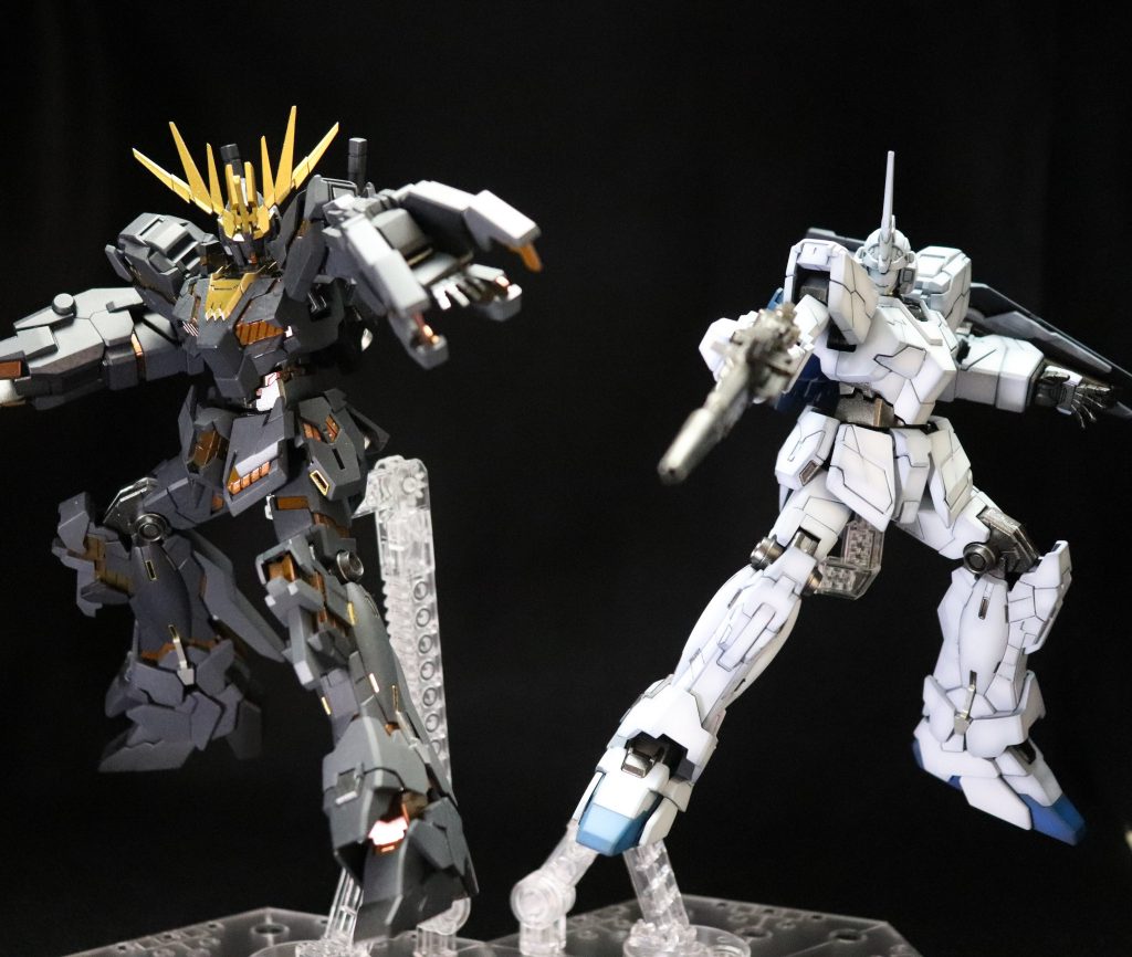 バンシィとツーショット。これがやりたかったんです。兄弟機なので関節部分などは同じ色にしてます。