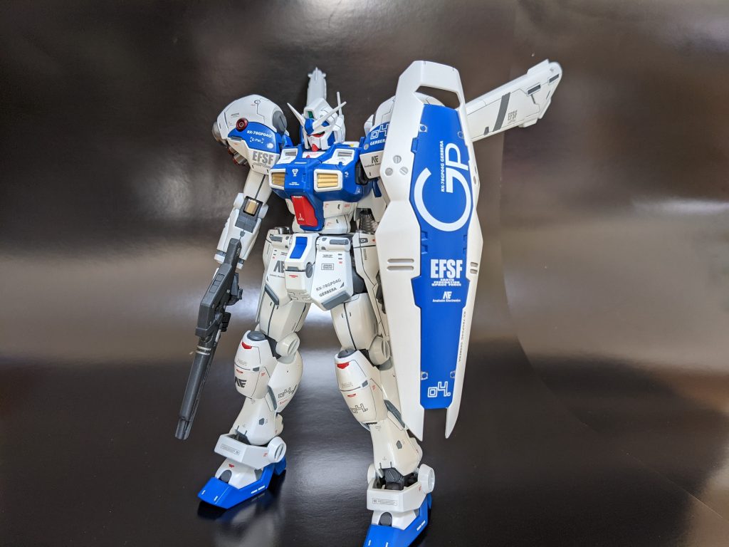 デカールのみで情報量は盛ってます。自分のセンスでは、スジボリ追加したらRE1/100キットのシンプルな味わいが活かせ無いような気がしました。
