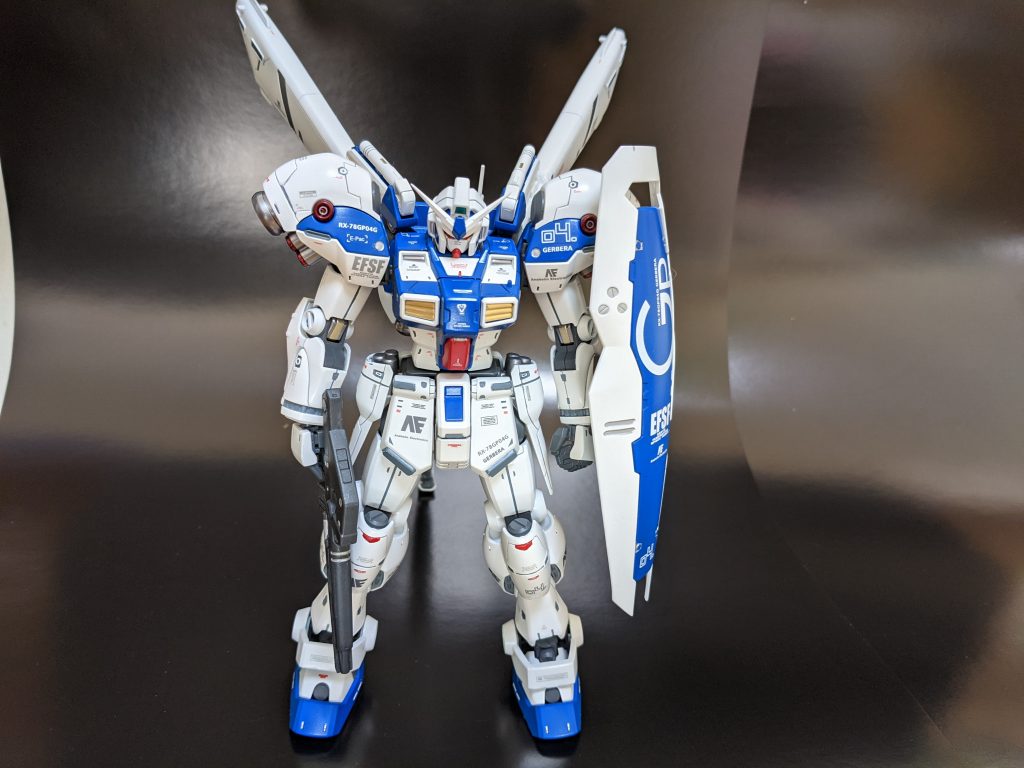 関節部分も複雑なギミックもなく、シンプルな作りとなってました。ポイントの色も抑えめのゴールドです。