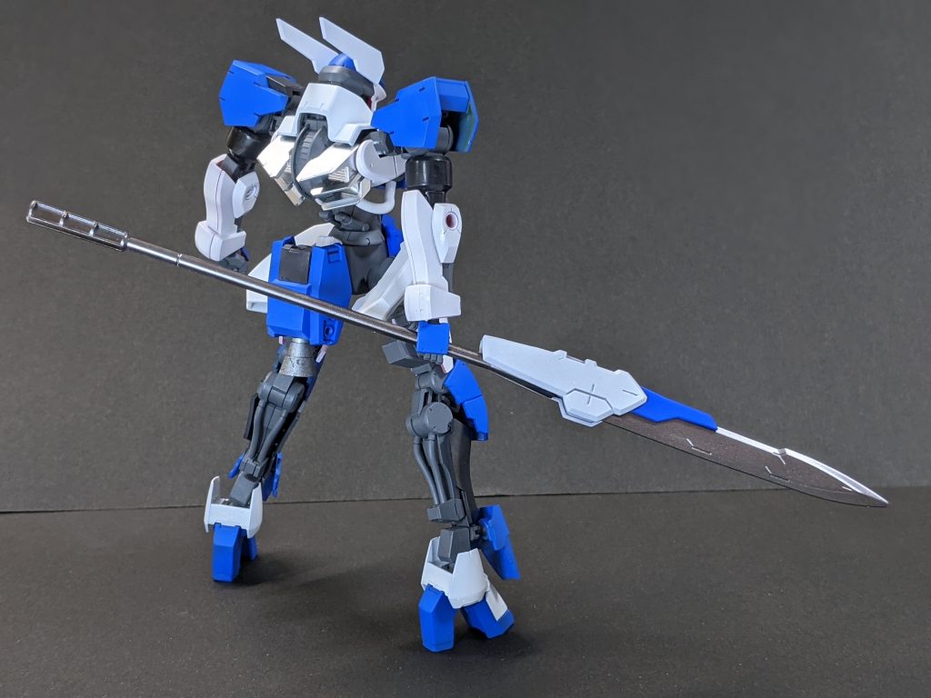 背面。腰のアーマーにもグレイズのものを使用。唯一の武装であるバスターランスを装備しています。