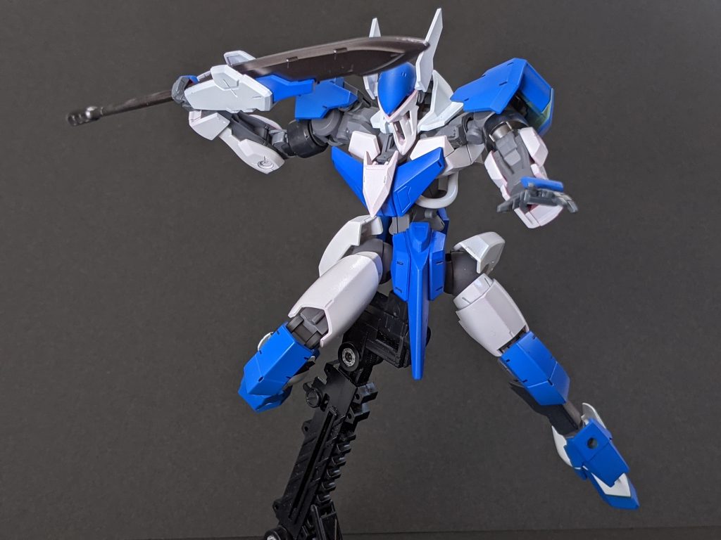 基本的に全身ガンダムマーカーエアブラシ塗装で、装甲はガンダムブルーとEXホワイト、フレームはガンダムグレー、各部をシャインシルバーやヘビーガンメタリックも使って塗り分けています。