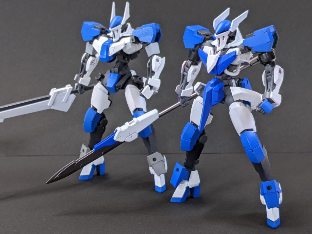 セルフリメイク元と並べて。手前が今回の作品。奥の「クシナダ」はカスタマイズサーキットというバンダイのキャンペーンで賞をいただき川口名人にコメントをいただいた思い出深い作品です。当時は缶スプレー塗装をしていましたが、塗り方が悪かったのかかなり梨地になってしまっており、お世辞にもきれいに塗装できたとは言い難い状態でした。そこで今回、現在の技術でどの程度のものになるか試そうということで、同じカスタムに再挑戦してみました。流石に少しは上手くなった…かな?