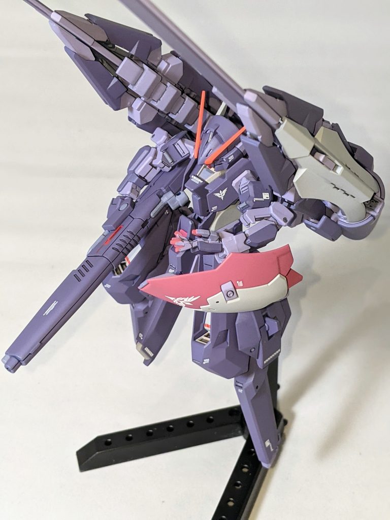 レジオンカラーということで、ティターンズ色よりも紫寄りにしています。それとシールドをワンポイントで赤に。黒をかなり明るめにしているので、これがないとティターンズっぽく見えちゃう気がします。