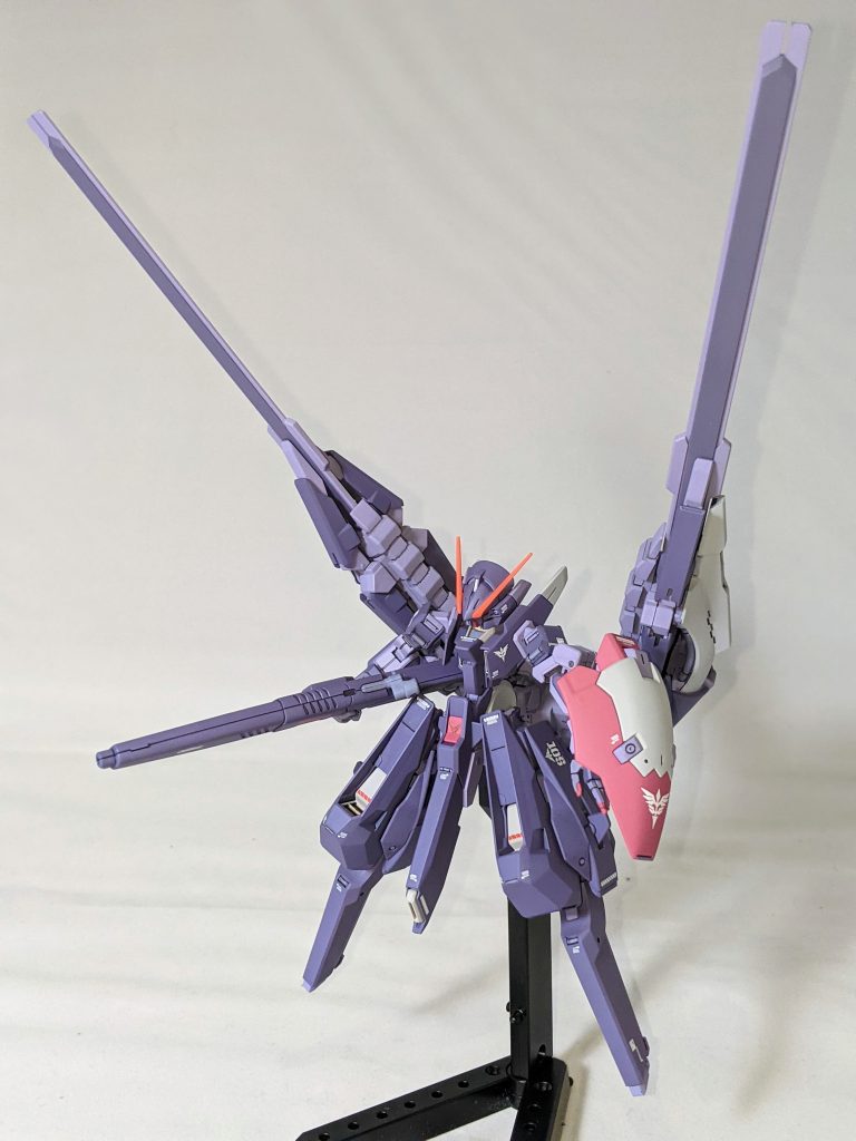 ハイメガランチャーよりでかいコンポジットシールドブースター×2ちっちゃくて可愛らしいイメージでしたが、組んでみるとティターンズの狂気を感じます。