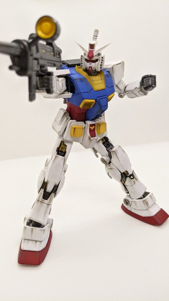 組み立てているときに気づいたのですが、ビームサーベルの一本とシールドの持ち手をなくしていました。20年ほど前に作ったプラモデルなので見つかりません（泣）写真ではシールドにプラ棒を取り付けて持たせています。