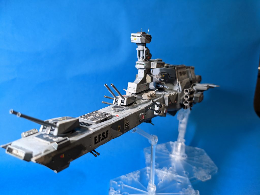 前方から。もちろん主砲を同一方向に指向させて一斉斉射すると船体は歪みます(;^_^A。船体の脇にある発射筒は60式酸素(封入)魚雷(型)ミサイル発射管(爆)。各砲塔は真鍮管にしています。デカールは自作。