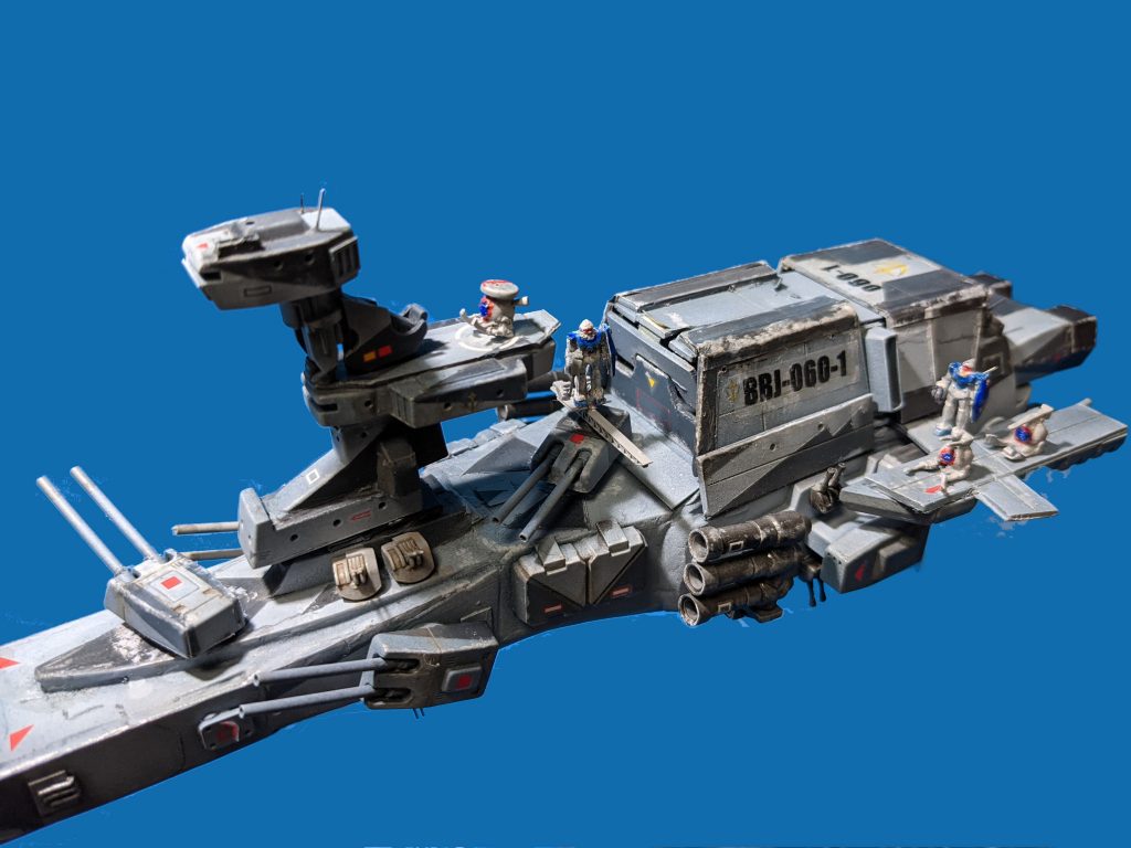 MS格納庫脇のデッキは主に着艦用。ガンダムワールドでは発艦はともかく着艦が描かれない事が多いので(MSIGLOOくらい?)実際に着艦するとしたらこれいくらいのスペースは必要かな?と思い作ってみました。写真のっけてませんがアングルドデッキです。