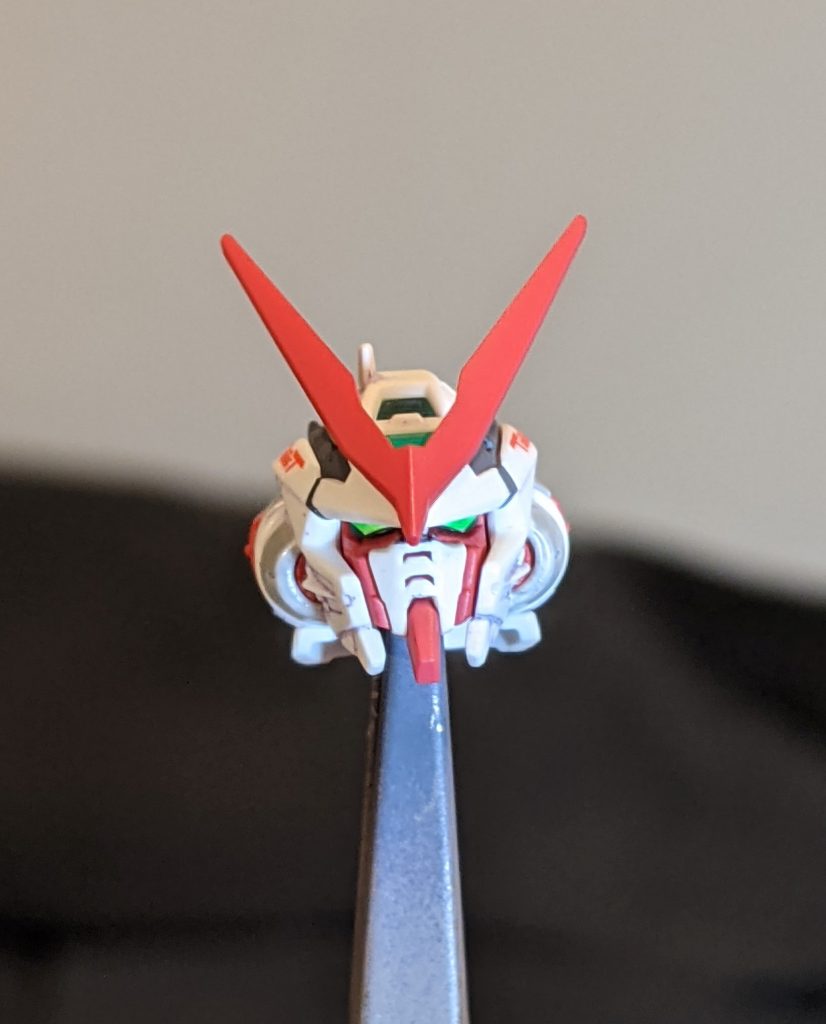 あらイケメン。マスクの赤い顎に接する部分も少し上方向に削っています。