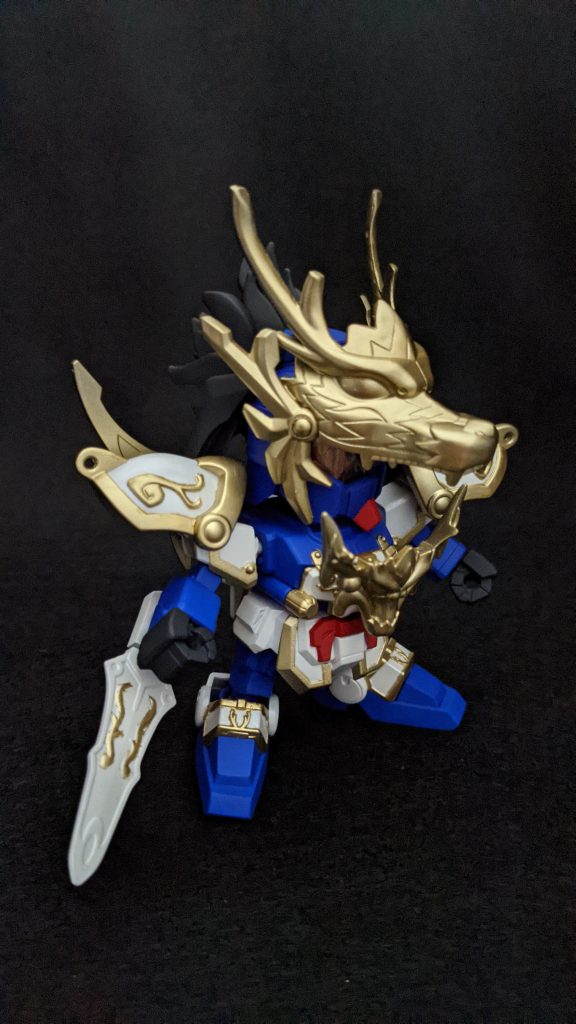 白はベースホワイトで塗装して、ガイアノーツのプレミアムガラスパールでコーティング、マスキングにて金の塗り分けしました。間にラッカー塗料を挟む事で、金の塗り分けのはみ出た部分をマジックリンで簡単に落とせて、かなり作業楽になりました。水性塗料とラッカー塗料をウマク使うと塗り分けが少し楽になるかもです!