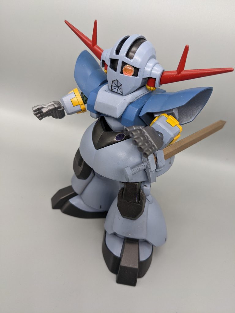 近影(耐えられるかどうかビミョウ😅)モノアイはピンクのクリアパーツ+メタルパーツに変更。頭部の黒い部分の厚みを縮小、モノアイ側にネオジム磁石、黒い部分の裏側にステンレスシールを貼り付けてあり、モノアイは爪楊枝で左右に移動可能。(上側までは無理ッス🤣)剣は腰部左側に納刀可能。