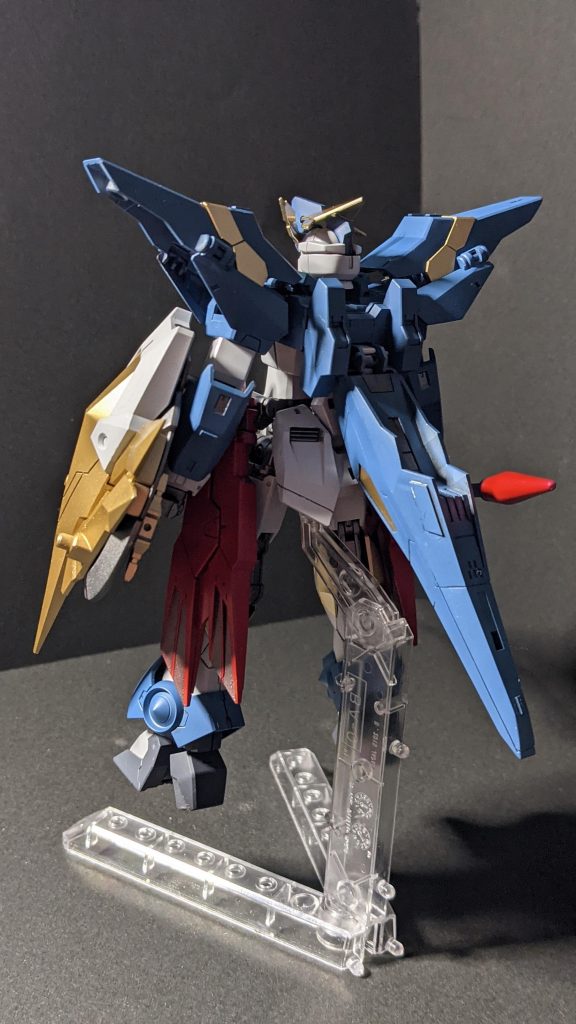 背面は、本当であれば変形ギミックのために、バックパックからアームが出て肩アーマーを支えるようになっています今回は変形させず、かつ背部をスッキリさせたかったので肩部分にボールジョイントを追加して、アーマーを支えられるようにしましたバックパック部はエポキシパテで穴埋めしていますしています