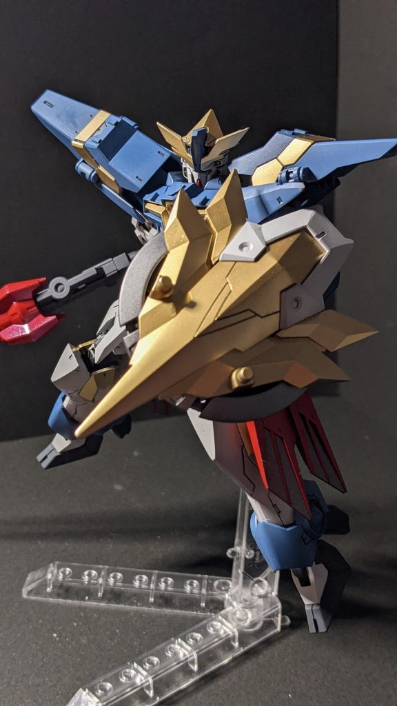 塗装はサーフェイサー1500ブラックグラデーション塗装にしようと思って黒サフを吹いていましたが、途中から気が変わって綺麗に塗装しようと。黒の上から白や赤は発色しないため、シルバーを塗装したあとに塗っていますサーフェイサー1500ブラックフレーム:サーフェイサーエヴォ ガンメタ外部装甲:白・赤のみシルバー→設定色 その他の外部装甲は説明書とおり