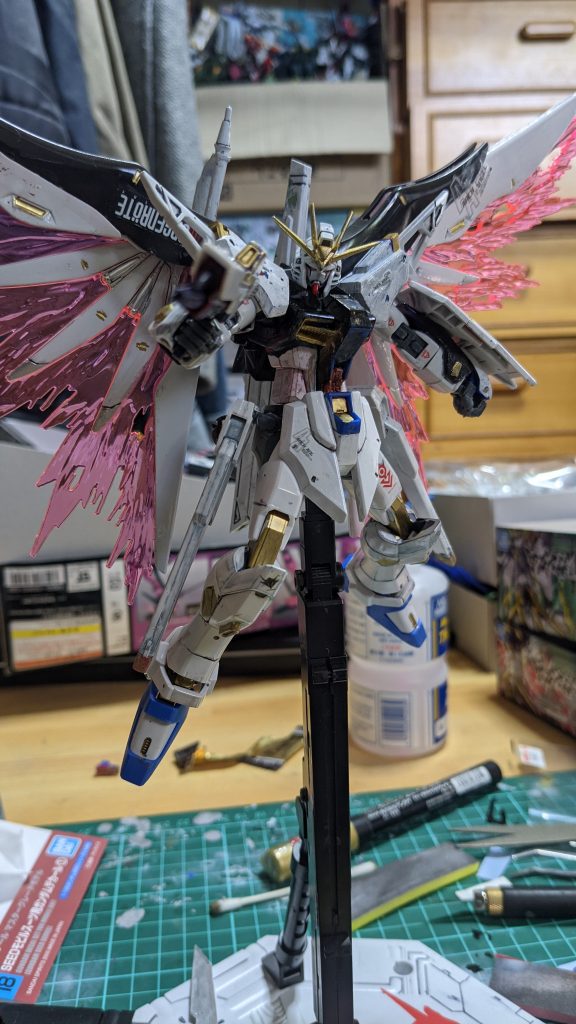 高エネルギービームライフル。ストライクデスティニー用に調整された元はストライクフリーダムガンダム用の物これを2丁装備している連結したロングライフル携帯にもなる。