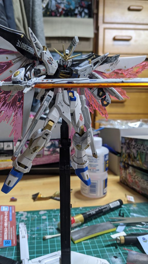 アロンダイトビームソードデスティニーガンダムの物をそのまま使っている。核エンジンによりモビルアーマーの装甲も切れるほどの切れ味を持つ。キラほどの実力があればコロニーレーザーぐらいなら簡単に切れる。