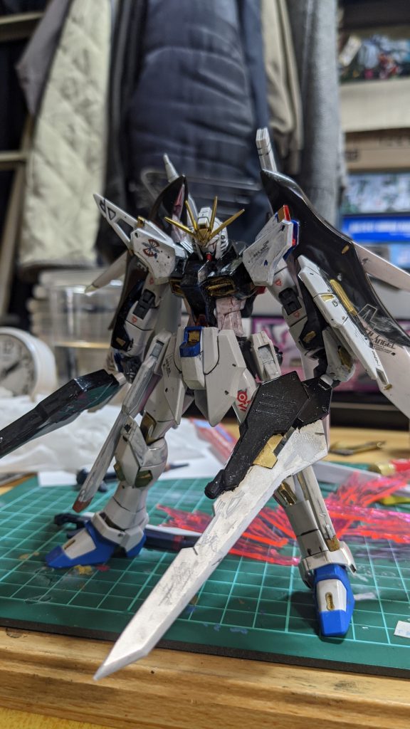 グリフォンラケルタ  ビームブレイドジャスティスや、ガイヤガンダムに装備されていた物の改良した物グリフォンビームブレイドの切れ味と、シュペールラケルタの優位性能を合わせつ装備でブレイド基部にはビーム発生装置がつけてありビームサーベルとしても使用可能!!