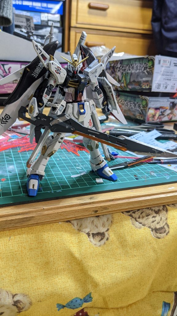 アスカロンバスターソードファクトリー内で新たに作られた大型武器でストライクデスティニーガンダム専用になっている。元々は、ストライクフリーダム用に開発したがこちら専用になった。アロンダイトビームソードは大型武器の為扱い方が難がありある程度の近接戦闘に慣れていなければいけないがこちらは、それに比べ軽量で、切れ味も劣らない為万が一アロンダイトが失った時に使うようにしている。二刀流も可能