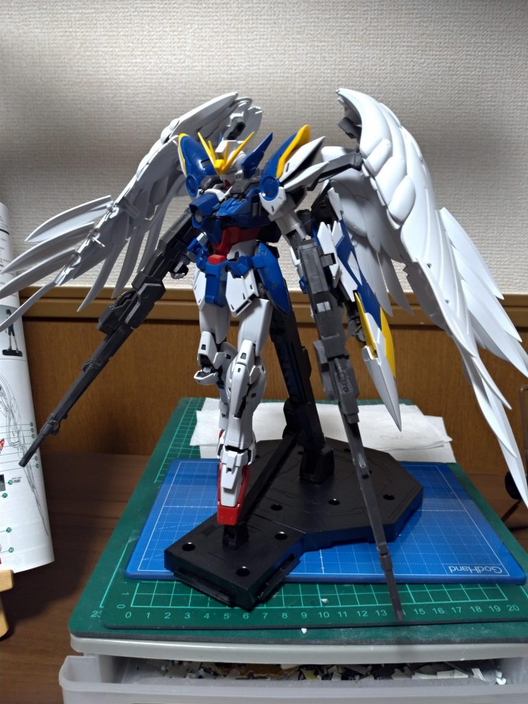 比較として素組状態の写真も。翼の色変更だけでなく本体の青色も一段明るい色に変えたことで、箱絵のような淡い色使いになったと思います(元々バーチャロンカラーの色味はCGイラストが元になっただけあって、同じカトキ氏デザインのモデルに違和感なく合致するのではないか…という素人の予想です)。