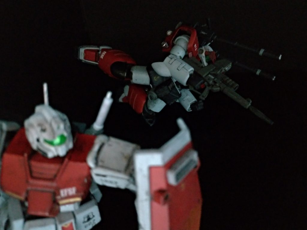 ジムC型と並べたかったので量産型です。https://gumpla.jp/hg/488357ベース機体はジムコマなので本当はそっちの方が設定的には合うんですが、個人的にはこの並びで行きたかった。前述の通り一年戦争後(おおよそデラーズショック前後)ジムキャノンⅡの制式化でほぼ引退したガンキャノンが余って後方部隊に回され、その後高射砲型に改造されたという設定。今回は、nippperさんの記事を参考にした手作り黒背景を使って撮ってます。絵がすごいマットになるので宇宙感はでたかと。画角からはみでた外の景色を消したり床に敷いたバインダーの鋲とかスタンドとかが映ったところのみ画像加工で消してますが、それ以外はほとんど撮ったままです。記事の方だともっと深い闇で奥が見えない感じなんでまたリベンジしたいっすね