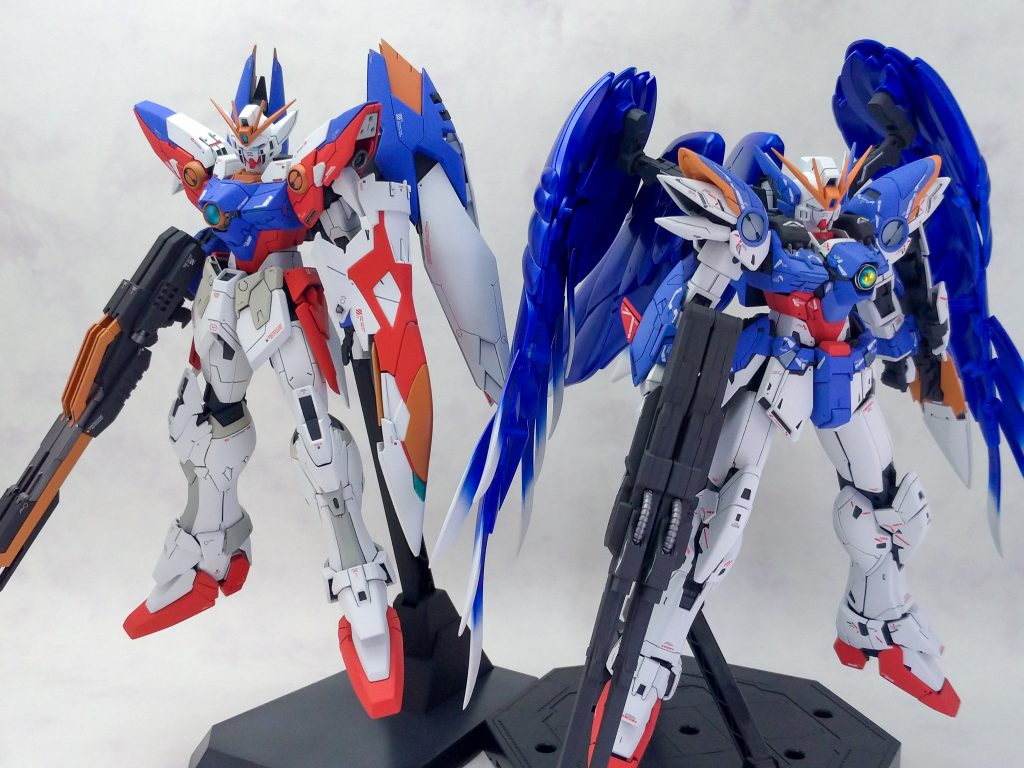 昨年作ったMGプロトゼロと並べて。基本的に使った塗料はほぼ合わせていますが、翼の色味が変わったことで対照的な印象になりながらも統一感が出ていると思います。