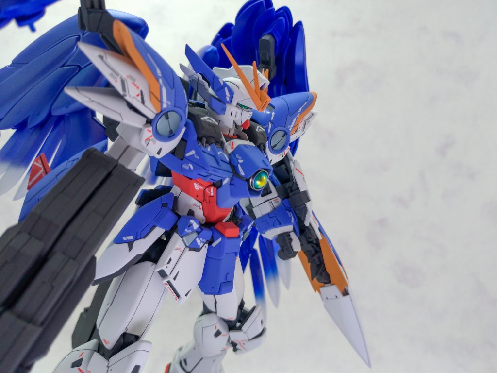 ガンスタやTwitterで多くの人が作ったウイングゼロの完成写真を見て、別のアプローチの仕方がないかと考えていたのですが、年末にプレイしたあるゲームの影響で「瑠璃鳥のような青い翼」というイメージが固まりました。本体の工作はスジ彫りの掘り直しだけです(他に行う工作が見当たらない…)。