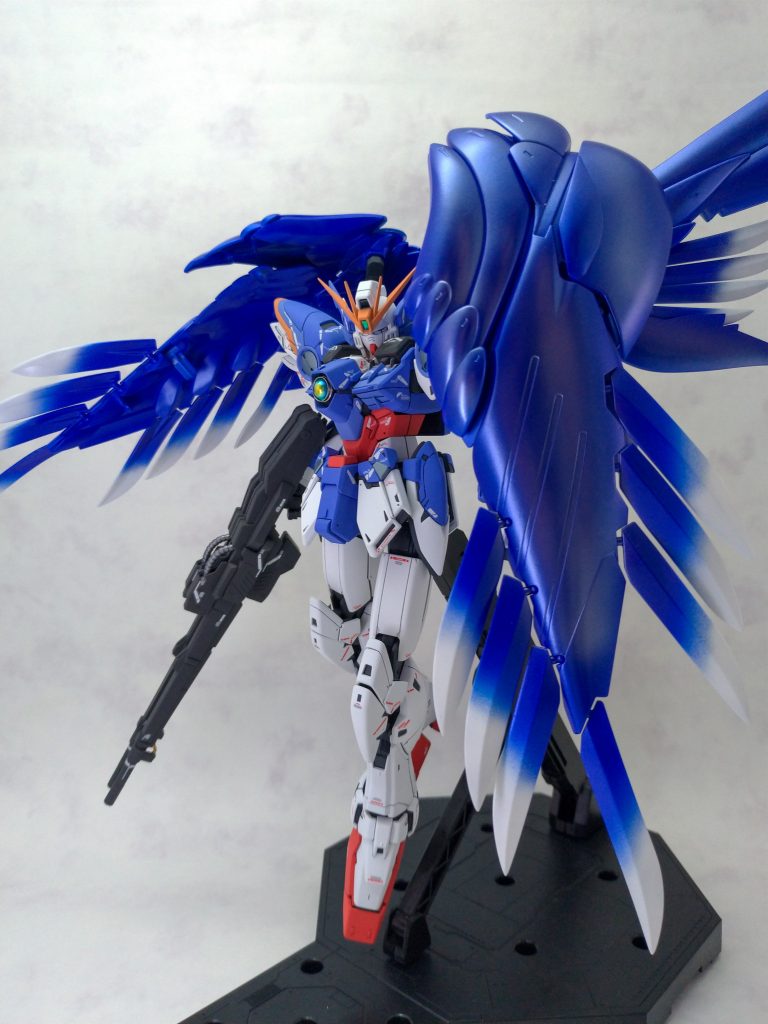 今回使用した塗料一覧はこちら。白…EXホワイト+ダイヤモンドシルバー青(本体)…ブライトロイヤルブルー、ミリオンブルー赤…レッドピンク黄…コーラルオレンジシルバー…EXシルバー+クリアーブルーバスターライフル…フロストマットブラックフレーム部…メカサフ・スーパーヘヴィ翼の塗装については、白下地から全体をパールウルトラマリンブルーで一層塗装→小羽の先端を上記白の塗料でグラデーション→パーツの面のみをパールシルバー(エッジに乗せすぎないように)→EXクリアーでコート…という工程で行っています。